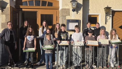 Gruppenleiterin Pia Wegmann und Julia Schmidt (links) zusammen mit den Künstlerinnen und Künstlern des Sportvereins Trevesen.  (Bild: Tanja Wegmann)