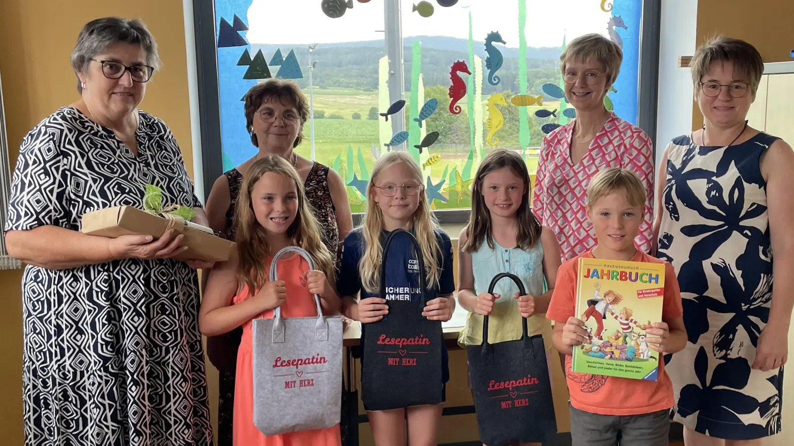 Die Lesepatin Rosmarie Schauer, Frau Regina Braun, Rektorin Friederike Bösl und Bürgermeisterin Sonja Meier (von links). (Bild: Monika Borowski)