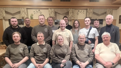 auf dem Bild hinten sehend v.li.: Jugendwart Florian Heindl, Uwe Philipp, 2. Jugendwart Jonas Pinzer, Markus Pinzer, Bernd Rummler, Andreas Stock, Sabine Schwarz, Dominik Weber, Michael Beck, Bürgermeister Peter König, vorne sitzend v.li.: 1. Vorsitzender neu Titzian Dötterl, 2. Vorsitzender Thomas Lautenbacher, Schatzmeisterin Corina Philipp, Teichwart Rainer Philipp, Schriftführer Klaus Daubner (Bild: Alexander Hörl)