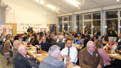 Fast 70 Gäste nahmen in der Aula der Grundschule Platz zur Vorstellung der Sonderbriefmarke Spitzenklöppeln in Deutschland. Bürgermeister Martin Holler bei der Begrüßung. (Bild: Nikolaus Scherr)