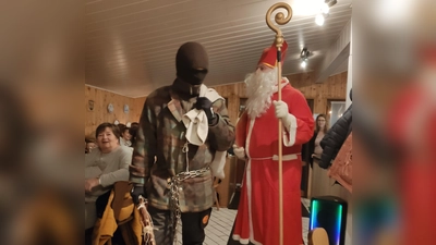 Der hl. Nikolaus und sein Knecht Rupprecht loben und tadeln. (Bild: Maria Kick)