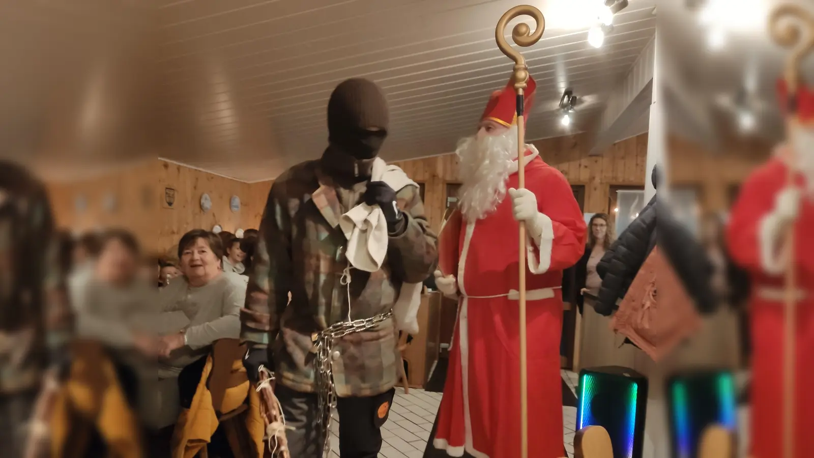 Der hl. Nikolaus und sein Knecht Rupprecht loben und tadeln. (Bild: Maria Kick)