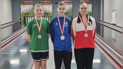 Die weibliche U14: (von links) Tabitha Bauer (AN Waidhaus), Emily Weber (SKK Raindorf), Veronika Schütz (SKK Neukirchen b. Hl. Blut).<br><br> (Bild: Thomas Hacker)