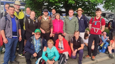 Mit einer starken Abordnung von 15 Personen war die Pfarrei Beidl bei der 196. Regensburger Diözesanfußwallfahrt nach Altötting vertreten. Das Bild zeigt die Gruppe vor dem Abmarsch in Regensburg.  (Bild: Alois Bauer )