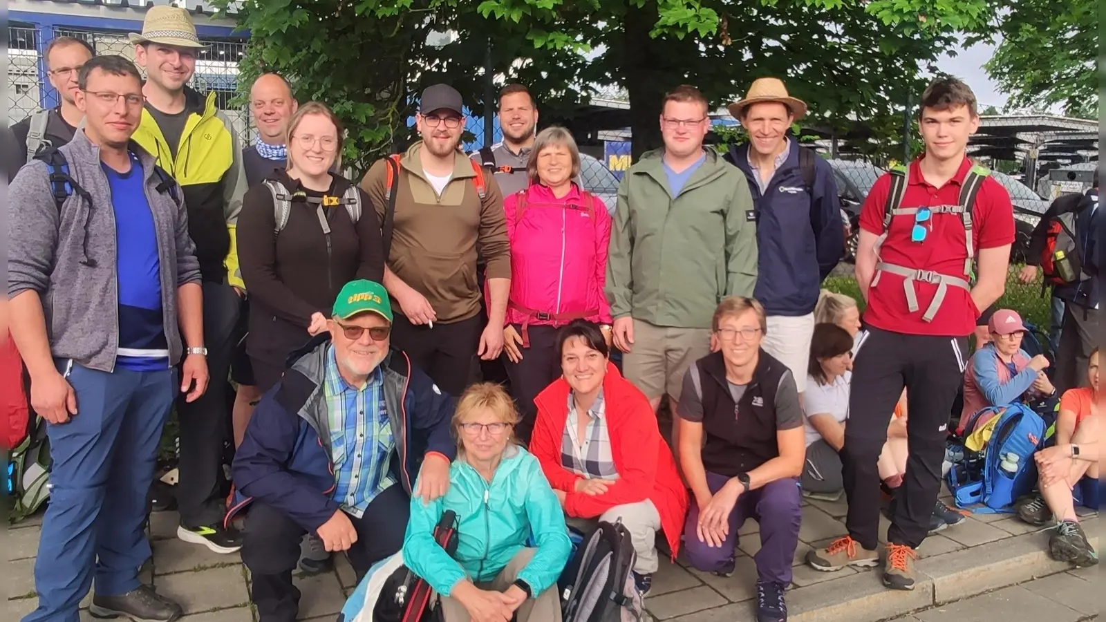 Mit einer starken Abordnung von 15 Personen war die Pfarrei Beidl bei der 196. Regensburger Diözesanfußwallfahrt nach Altötting vertreten. Das Bild zeigt die Gruppe vor dem Abmarsch in Regensburg.  (Bild: Alois Bauer )