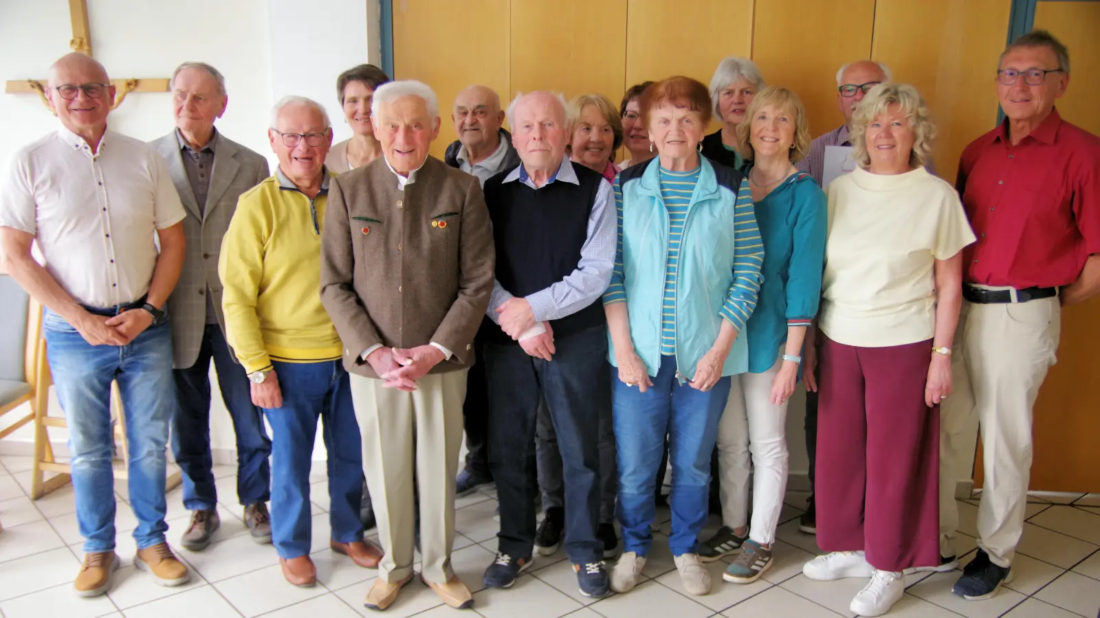 Manfred Groher (l) und Walter Fleischmann (r) bedankten sich bei den anwesenden Jubilaren für deren langjährige Vereinstreue oder deren wichtige Funktionärstätigkeit. Von links: Rösch Helmut, Zach Bernhard, Sellmeyer Irmgard, Hoffmann Hans, Gast Andreas, Klier Werner, Epp Elisabeth, Weinberger Elfriede, Flierl Heidi, Maier Maria, Högl Evelyn, Gebhardt Karl-Heinz, Flierl Adelheid. (Bild: Manfred Groher)