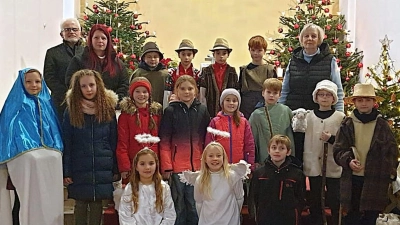 Die Teilnehmer beim Krippenspiel: Marlene Kaube, Hannes Bausch, Felix Bauer, Pia Ziegler, Hannes Reintsch, Luis und Jakob Schwab, Julia Kick, Emma Reintsch, Antonia Beer, Lea Hopperdietzel, Kilian Kraus, Matteo Rosner, Charlotte Gallitzendorfer, Isabella Zirngibl. (Bild: Herbert Leicht)