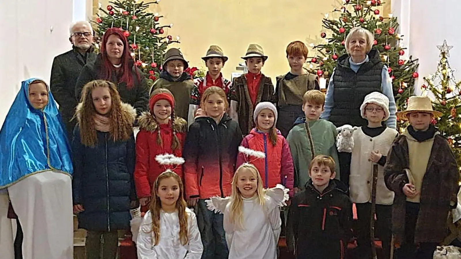 Die Teilnehmer beim Krippenspiel: Marlene Kaube, Hannes Bausch, Felix Bauer, Pia Ziegler, Hannes Reintsch, Luis und Jakob Schwab, Julia Kick, Emma Reintsch, Antonia Beer, Lea Hopperdietzel, Kilian Kraus, Matteo Rosner, Charlotte Gallitzendorfer, Isabella Zirngibl. (Bild: Herbert Leicht)