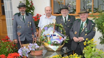 Johann Sperber, Schützenmeister Werner Grünthaler und Manfred Pirner gratulieren dem „Ritter Toni”. (Bild: Erwin Kolb)