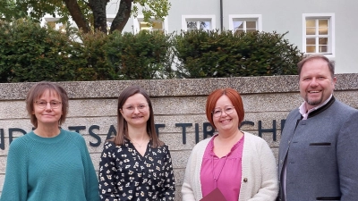 Von links: Personalleiterin Inge Üblacker, stellvertretende Personalratsvorsitzende Judith Sollfrank, Silke Rosner und Landrat Hubert Schicker. (Bildquelle: Wolfgang Fenzl)