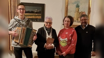 Musiker Felix Uschold, Referentin Lisa Stögbauer, Vors. Ulrike Gösl mit Pfarrer Jo Jovilla Kurian. (Bild: Inge Wolfrath)