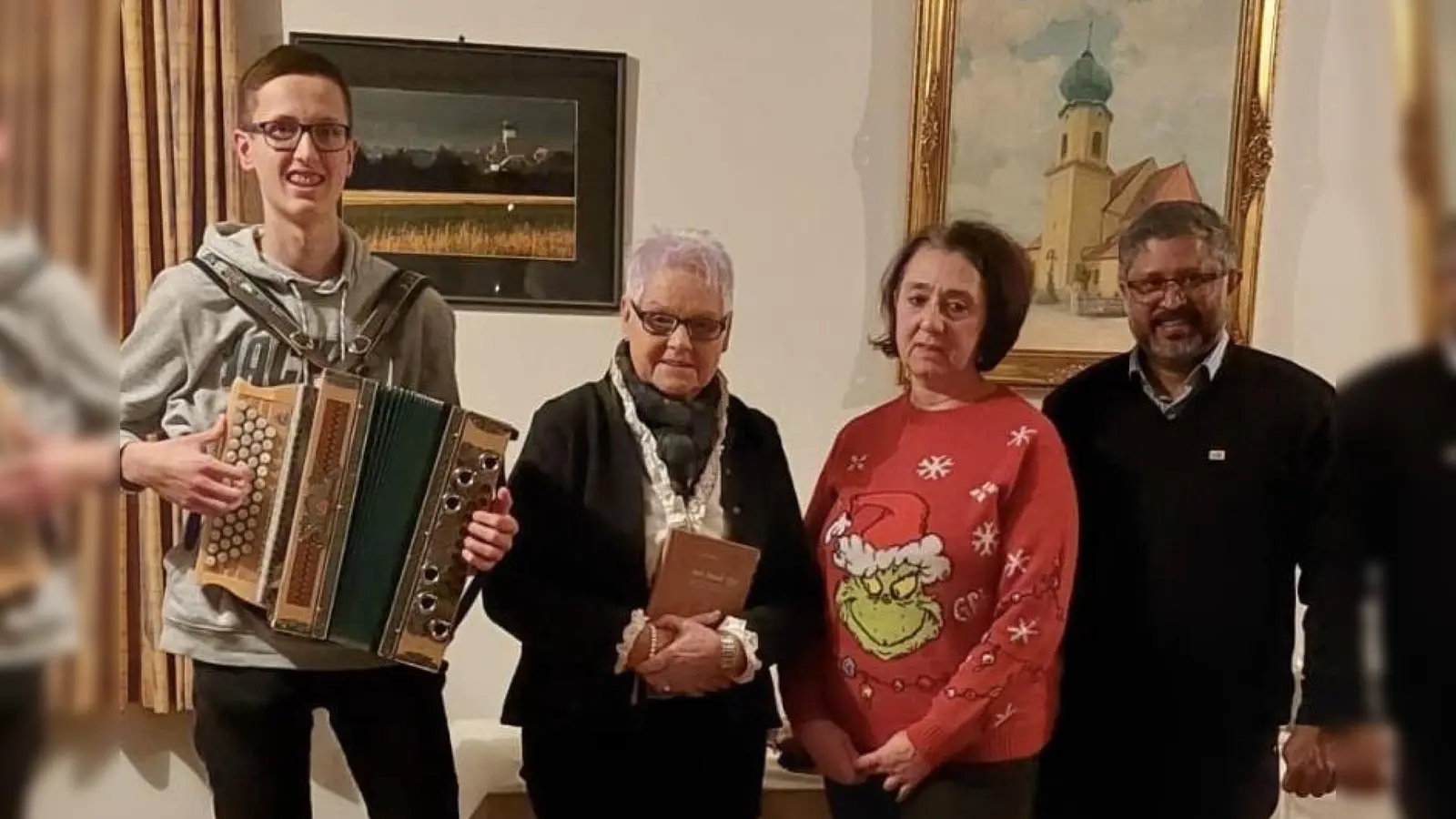 Musiker Felix Uschold, Referentin Lisa Stögbauer, Vors. Ulrike Gösl mit Pfarrer Jo Jovilla Kurian. (Bild: Inge Wolfrath)