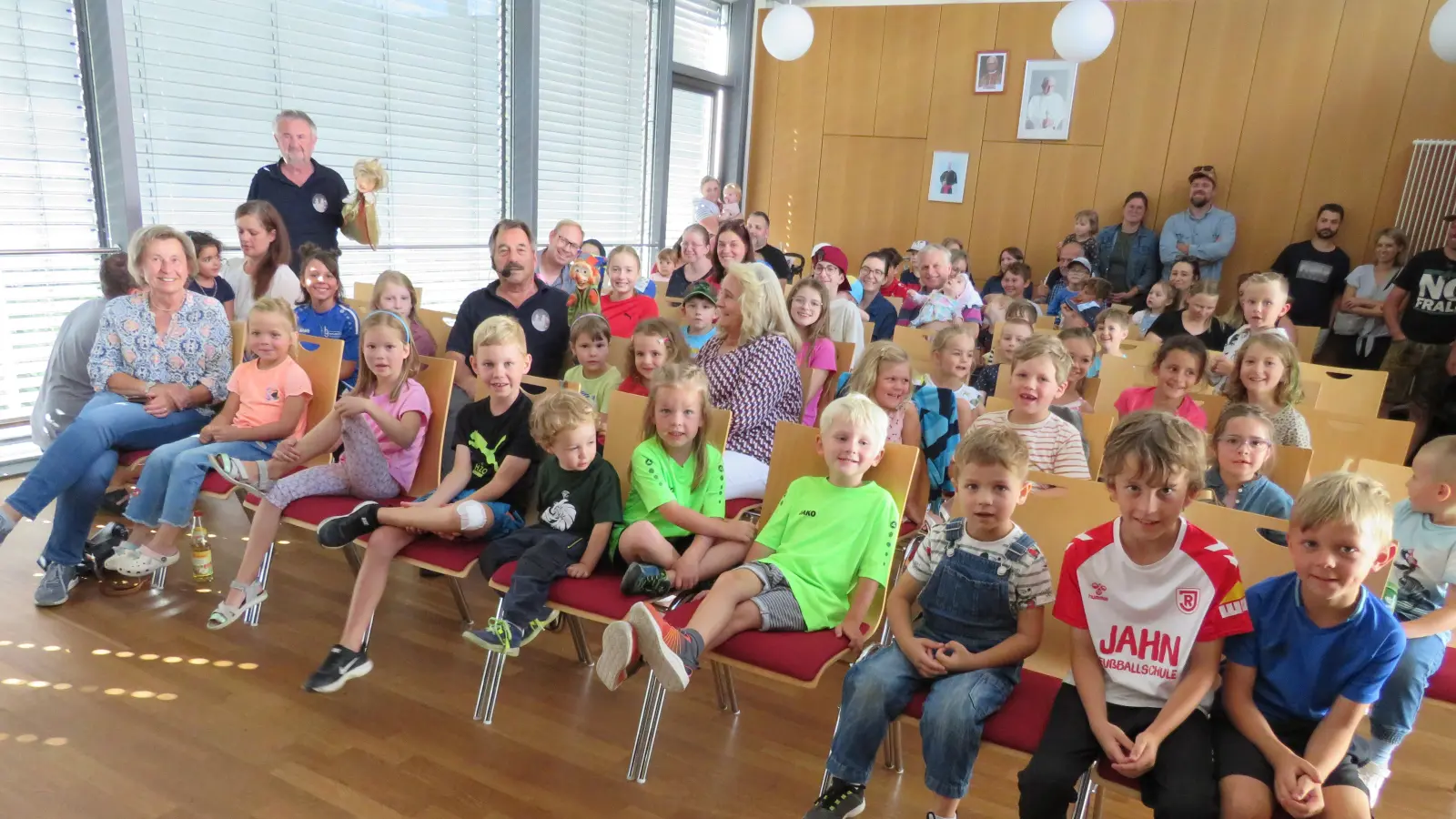 Hermann Papacek und Hermann Helgert begrüßten die Kinder vor der Vorstellung. (Bild: Johann Adam)
