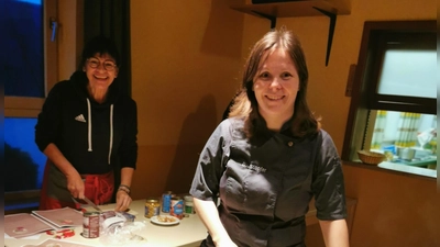 Kursleiterin Doreen Stopfer bei der Anleitung der Teilnehmerinnen (Bild: Herbert Ziegler)