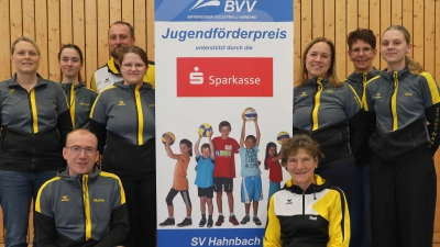 Jugendtrainer/innen des SVH Volleyball: v.l. oben: Ines Speckner, Anna Schreiner, Jörg Lindauer, Lotte Heidlinger, Marina Münch, Lisa Lederer ( Jugendleiterin), Mia Ströhl. v.l. unten: Martin Winkler, Monika Hecken-Emmel (Abteilungsleitung). Es fehlen Dana Lindauer, Sina Ströhl, Nicole Bäumler. (Bild: Andreas Emmel)