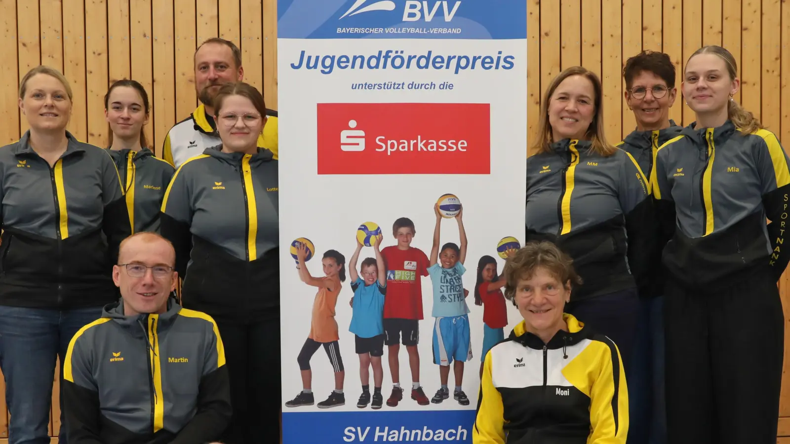 Jugendtrainer/innen des SVH Volleyball: v.l. oben: Ines Speckner, Anna Schreiner, Jörg Lindauer, Lotte Heidlinger, Marina Münch, Lisa Lederer ( Jugendleiterin), Mia Ströhl. v.l. unten: Martin Winkler, Monika Hecken-Emmel (Abteilungsleitung). Es fehlen Dana Lindauer, Sina Ströhl, Nicole Bäumler. (Bild: Andreas Emmel)
