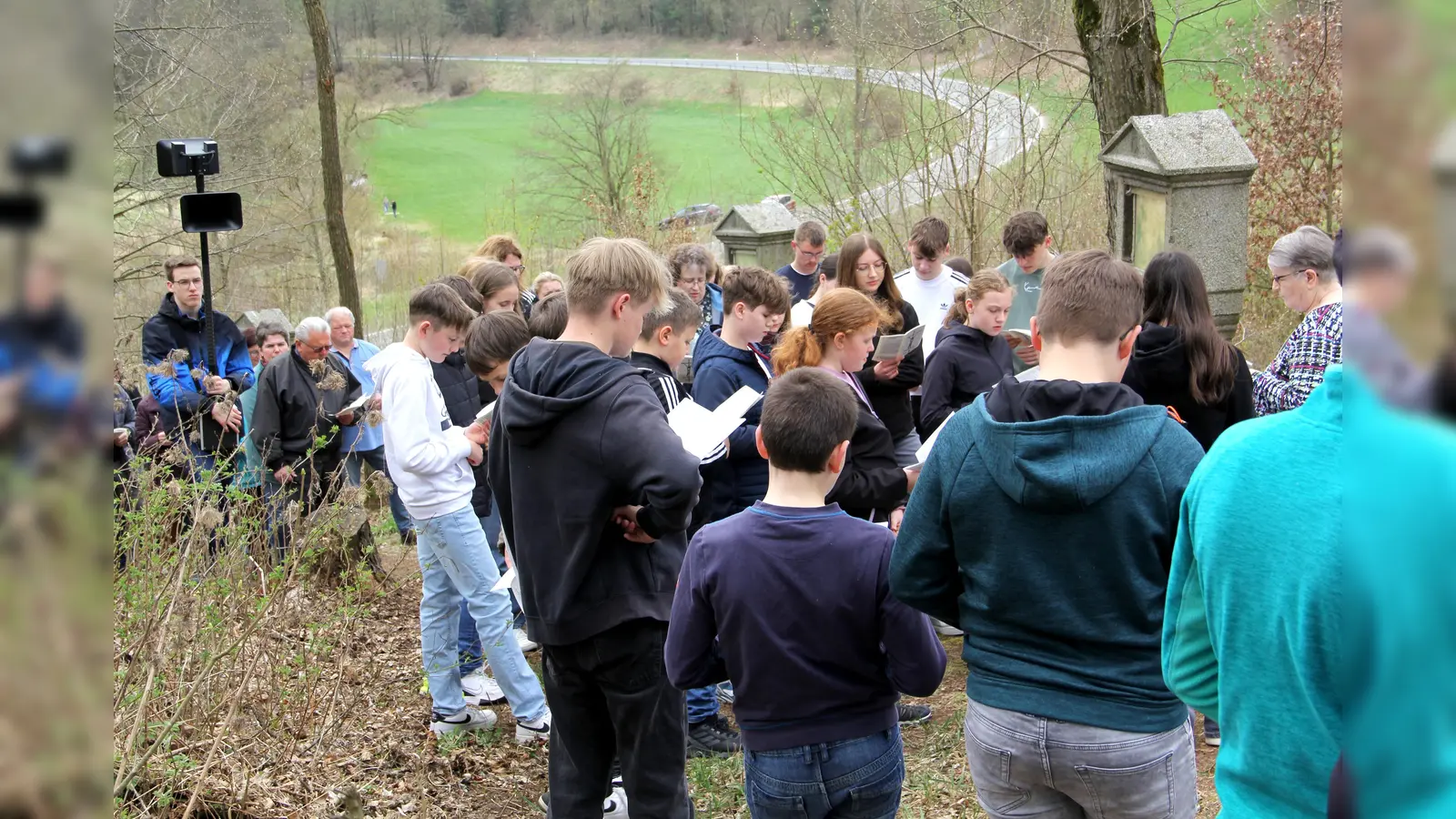 Engagiert zeigten sich die Niedermuracher Ministranten bei der Kreuzwegandacht an der Walburgiskapelle. (Bild: Josef Böhm)