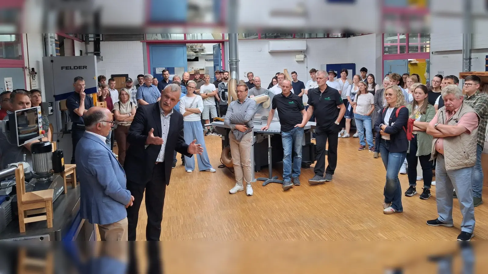 Interessiert verfolgen die Gäste die Präsentationen der Werkstücke der Schreinerschüler bei der Schreinerausstellung an der Europa-Berufsschule Weiden. (Bild: Helmut Meier)