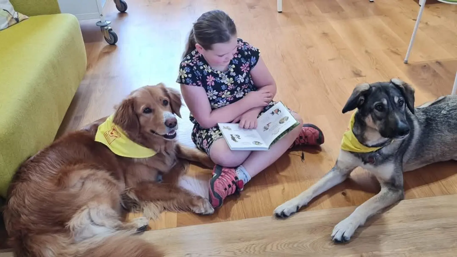Magdalena liest Juna (links) und Gustav (rechts) vor. (Bild: Petra Danzer)