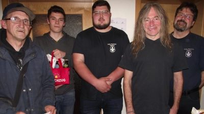 Spielleiter Ludwig Zielbauer (hinten rechts) gratulierte zusammen mit dem Vorsitzendem Thomas Fleischmann (Bildmitte) den Siegern beim Preisschafkopf der Muglhofer Feuerwehr.  (Bild: Robert Ronke)