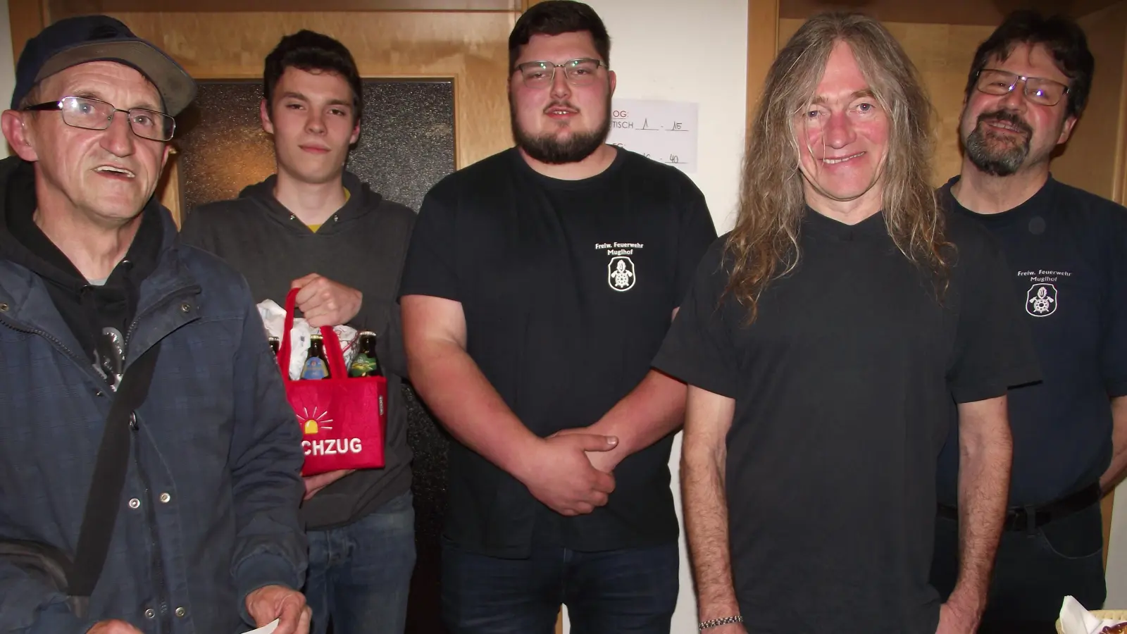 Spielleiter Ludwig Zielbauer (hinten rechts) gratulierte zusammen mit dem Vorsitzendem Thomas Fleischmann (Bildmitte) den Siegern beim Preisschafkopf der Muglhofer Feuerwehr.  (Bild: Robert Ronke)