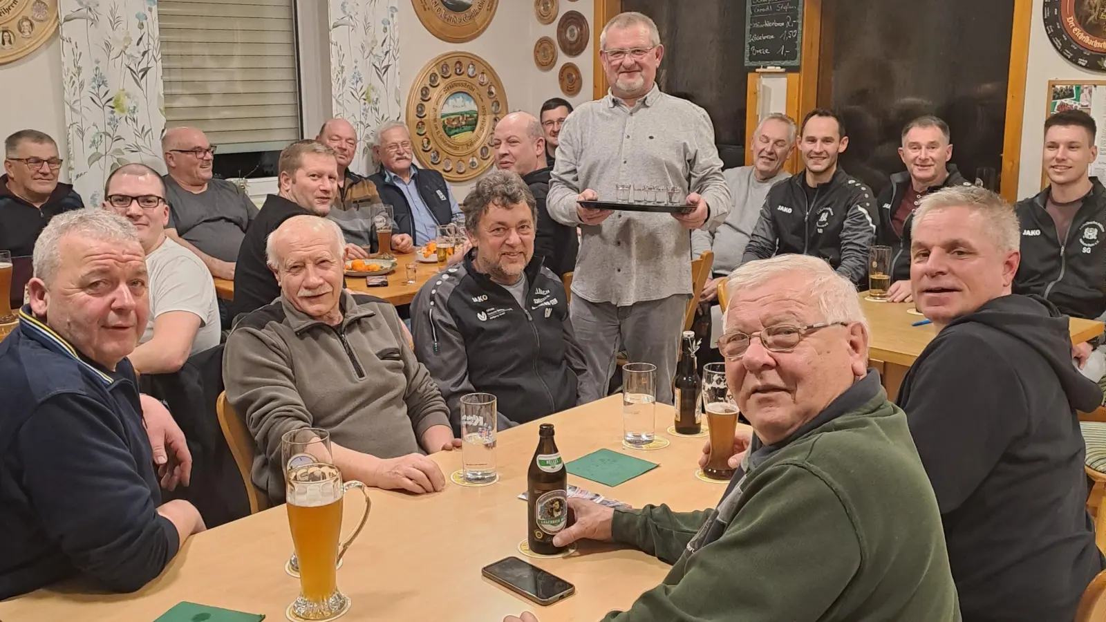 Das traditionelle Seniorenschießen wurde am Freitag für dieses Jahr erfolgreich beendet. Wirt Bernhard Lang durfte das Zielwasser. das Detlef Ehrentraut gewann, gerecht verteilen. (Bild: Hans Schlosser)