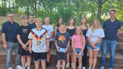 Die Klassenbesten der Pfalzgraf-Friedrich-Mittelschule freuten sich über die Auszeichnung ihrer hervorragenden schulischen Leistungen. (Bild: Andrea Scherm)