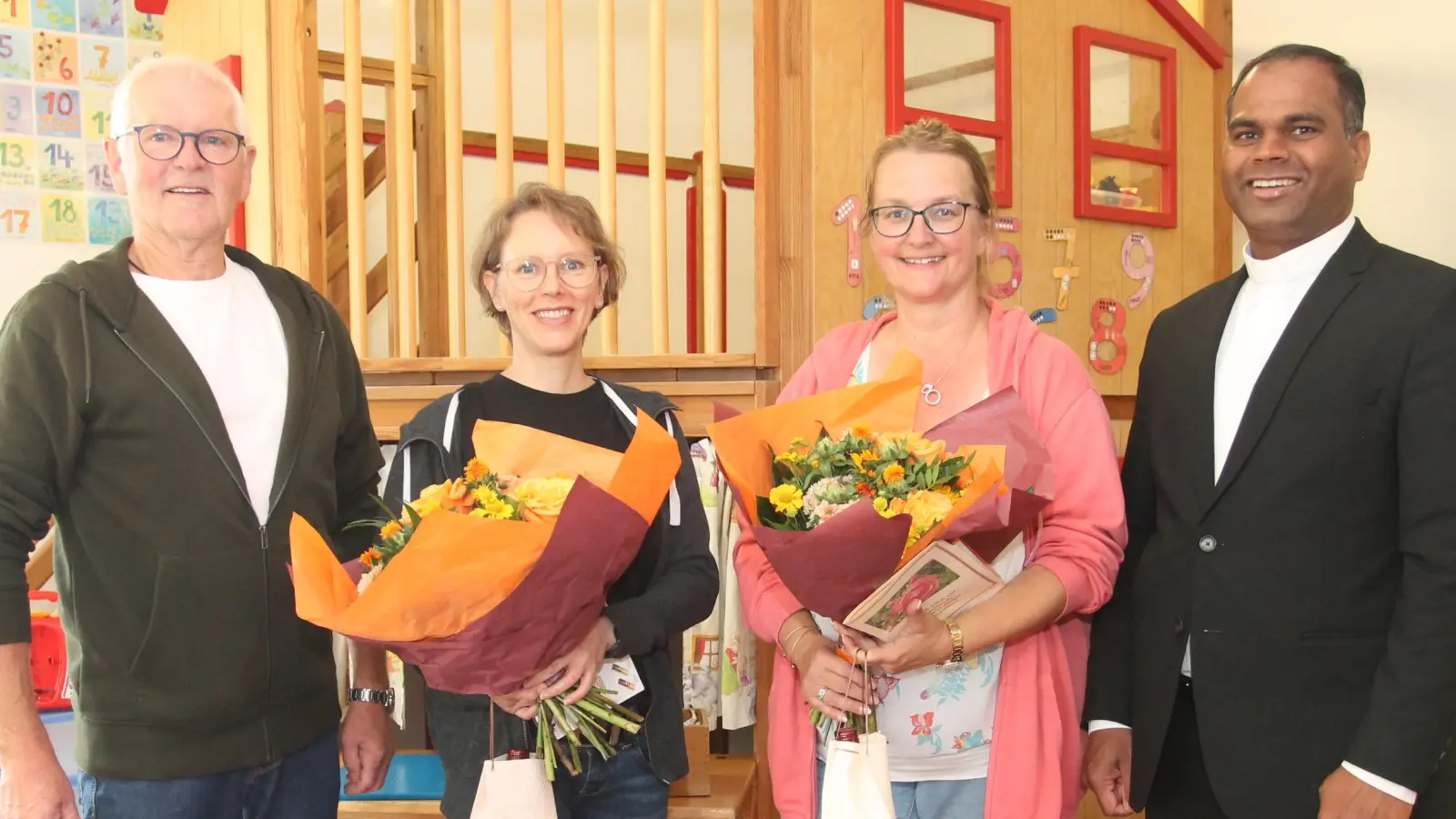 Anja Thalhauser und Stefanie Ach (Mitte, von links) freuen sich über die Glückwünsche von Pfarrer John Subash Vincent (rechts) und Kirchenpfleger Josef Meckl. (Bild: Josef Pilfusek)