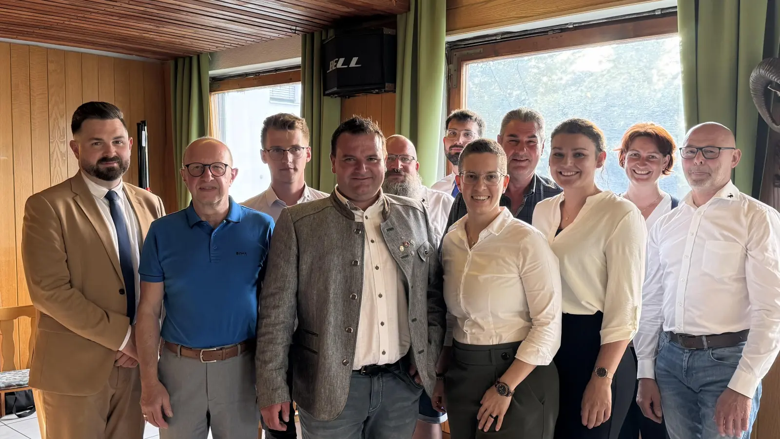 Der Vorsitzende der Neustädter Faschingsvereins Jürgen Trescher (vierter von links) hatte zum Saisonende alle Hände voll zu tun, um Schaden vom Verein abzuwenden.  (Bild: Bernhard Knauer)