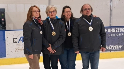 Dei erolgreichen Spielrinnen Rosi Kühnel, Anneamrei Kreuzer, Christa Hößl und Michaela Hausner(von links) (Bild: exb/Marco Messer)