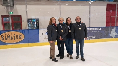 Dei erolgreichen Spielrinnen Rosi Kühnel, Anneamrei Kreuzer, Christa Hößl und Michaela Hausner(von links) (Bild: exb/Marco Messer)