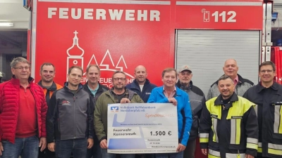 Gemeinsames Bild des Handwerkerstammtisch Konnersreuth zusammen mit der Führung der Feuerwehr Konnersreuth. (Bild: Anna Sölch)