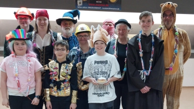 Die neuen Faschingswürdenträger: Hinten v.l.n.r.: Lukas Weigert, Stefanie Kryschak, Anton Schill, Roswitha Kryschak, Mathias Scheeler, Emma Demelt, Marco Straub. Vorne v.l.n.r.: Isabella Straub, Lukas Götz, Lukas Peter, Nicolas Kryschak. (Bild: Stefanie Kryschak)