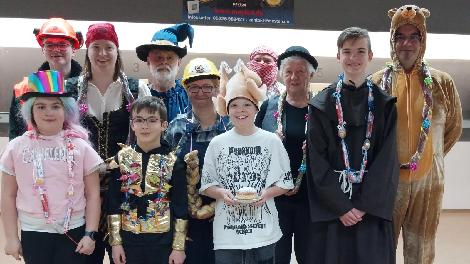 Die neuen Faschingswürdenträger: Hinten v.l.n.r.: Lukas Weigert, Stefanie Kryschak, Anton Schill, Roswitha Kryschak, Mathias Scheeler, Emma Demelt, Marco Straub. Vorne v.l.n.r.: Isabella Straub, Lukas Götz, Lukas Peter, Nicolas Kryschak. (Bild: Stefanie Kryschak)