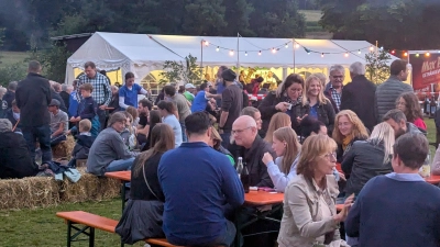 Ob am Lagerfeuer, an der Bar, der Weinlaube, im Zelt oder im Freien: Schnell war der Bolzplatz zum Fronhofer Dorffest voll mit Gästen. (Bild: Kristin Winderl)