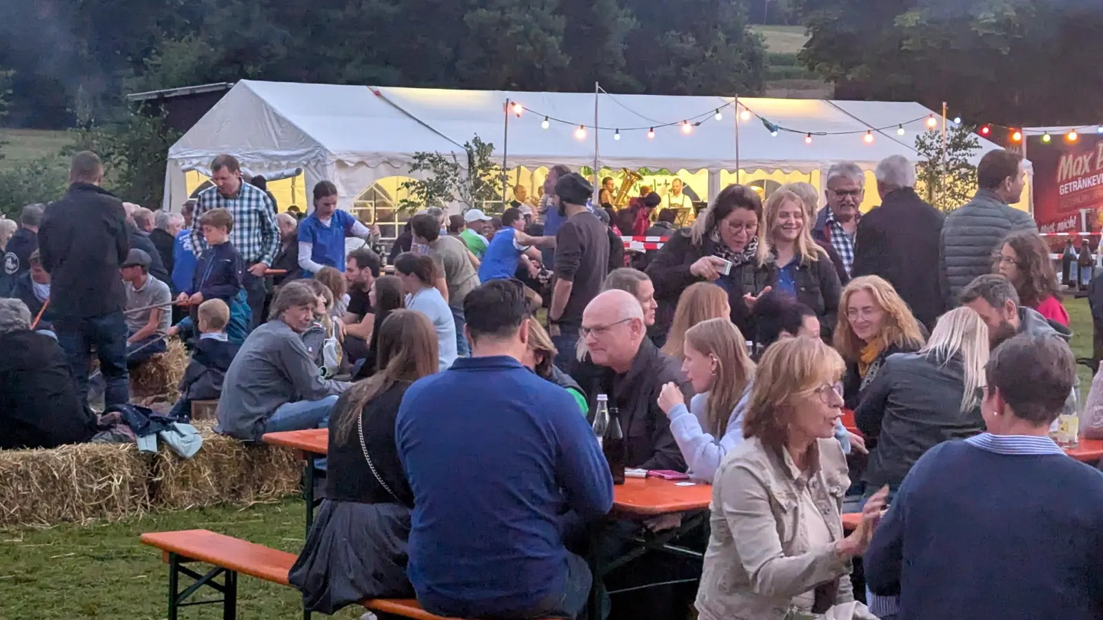 Ob am Lagerfeuer, an der Bar, der Weinlaube, im Zelt oder im Freien: Schnell war der Bolzplatz zum Fronhofer Dorffest voll mit Gästen. (Bild: Kristin Winderl)