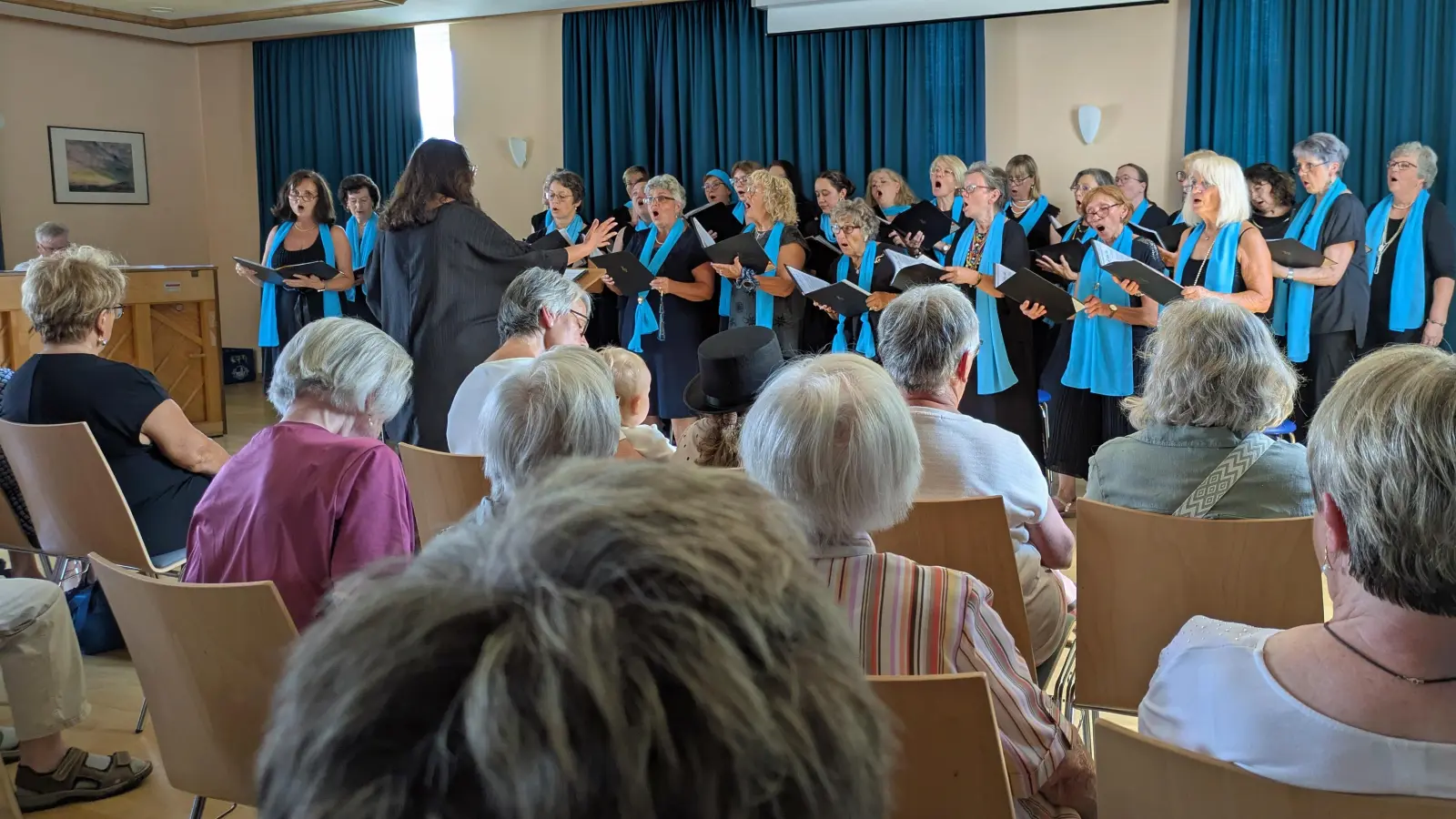 Die 30 Sängerinnen von CHORisma unter der Leitung von Larissa Burgardt begeisterten im Maria-Seltmann-Haus mit ihrem neuen Programm „It's showtime”. (Bild: Angelika Lingl)