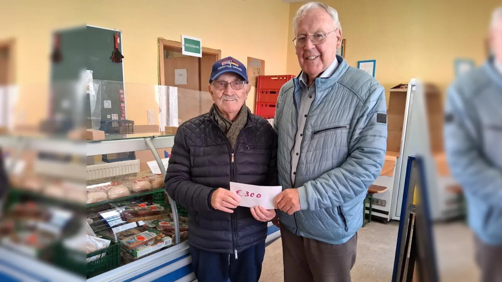 Eine Spende von 300 Euro gab Kontakt Club Präsident Walter Brunner (links) an den Bürgerladen mit Vorsitzenden Helmuth Wächter. (Bild: Gerald Morgenstern)