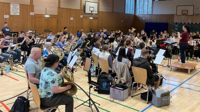 Die Orchester des MV Freudenberg und MV Vilseck bei gemeinsamer Probe im BLSV Sportcamp in Regen (Bild: Wolfgang Lehnert)