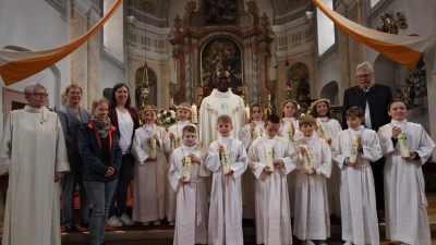 Bild von links nach rechts hinten: Gemeindereferentin Sabine Schiml, Rektorin Karin Gleißner, Veronika Richter (Religionslehrerin) Lisa Lehmann (Klassenlehrerin), Emma Köhler, Klara Führlich, Pfarrer George Emeka Oranekwu, Emily Korndörfer, Mia Grillmeier, Mesner Wolfgang Plonner, (zweite Reihe links:) Martin Stock, Paul Riolfi, Alan Jarzebac, Simon Altenöder, Fabian Franz, Anton Lang  (Bild: Sebastian Summerer)