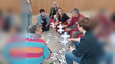 Die JaS-Fachkräfte spielen ein Spiel im Rahmen des Projektes (Bild: Maria Rötzer)