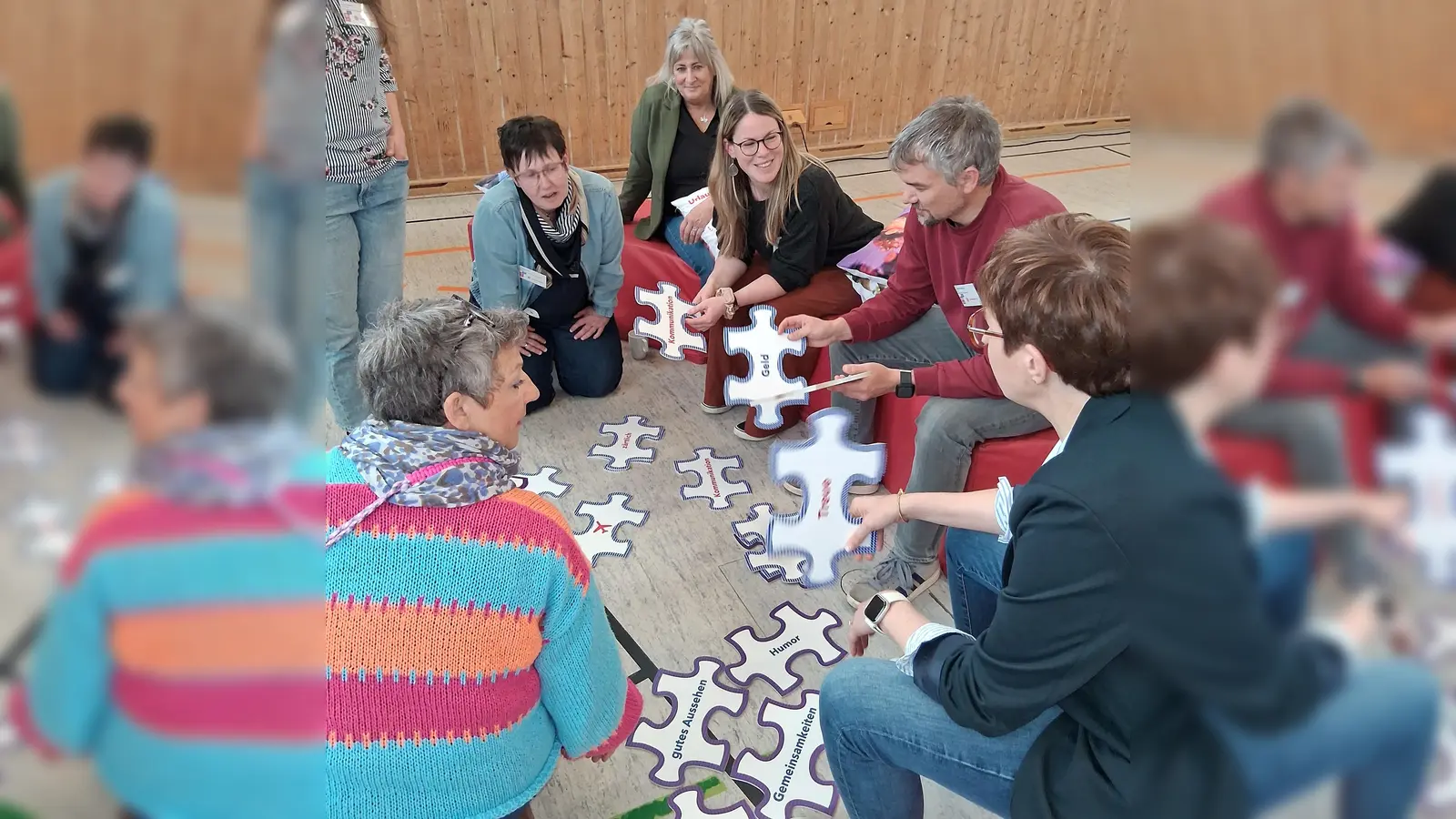 Die JaS-Fachkräfte spielen ein Spiel im Rahmen des Projektes (Bild: Maria Rötzer)