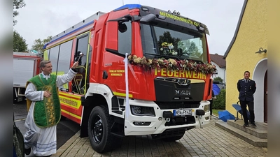 Stadtpfarrer Thomas Kopp segnet das neue Löschgruppenfahrzeug der Feuerwehr Meerbodenreuth (Bild: Raimund Pamler)