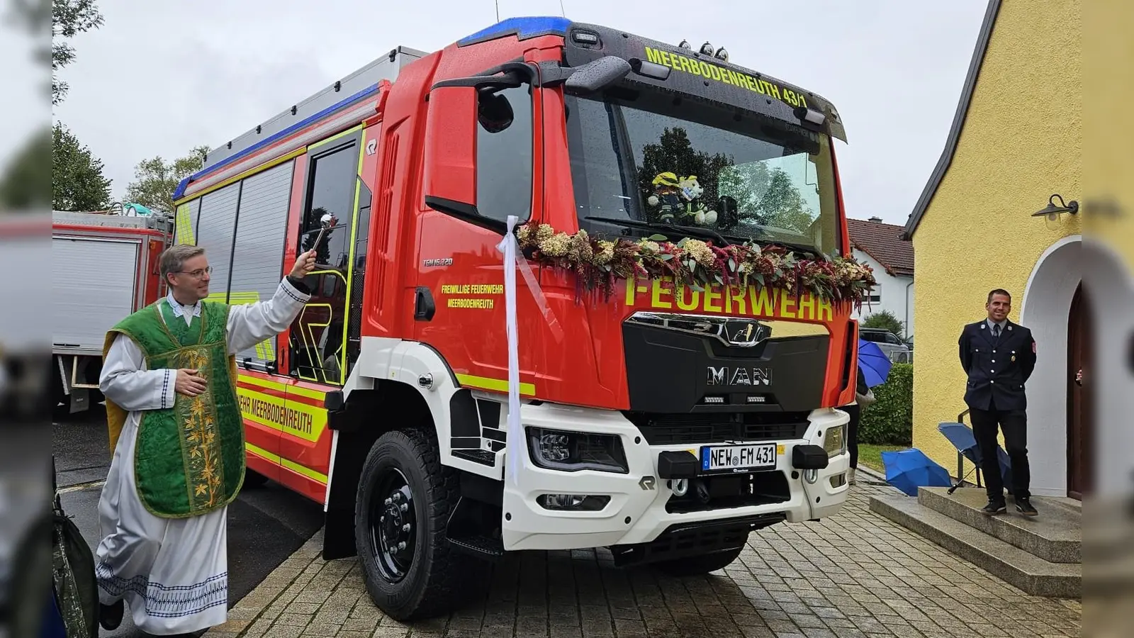 Stadtpfarrer Thomas Kopp segnet das neue Löschgruppenfahrzeug der Feuerwehr Meerbodenreuth (Bild: Raimund Pamler)