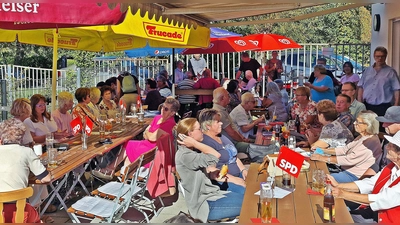 Geselligkeit und Unterhaltung standen beim Terrassenfest des SPD-Ortsvereins WEN-Ost/Hammerweg im Mittelpunkt. Bei toller Musik, Grillspezialitäten sowie Kaffee und selbst gebackenem Hausfrauenkuchen verbrachten die zahlreichen Besucher einen abwechslungsreichen Nachmittag auf der Terrasse des Vereinsheims. (Bild: Reinhard Kreuzer)