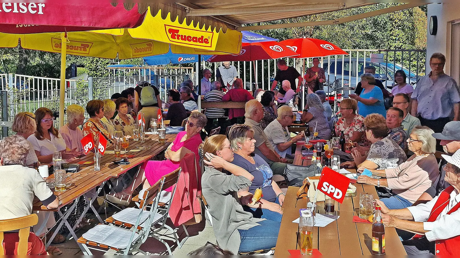 Geselligkeit und Unterhaltung standen beim Terrassenfest des SPD-Ortsvereins WEN-Ost/Hammerweg im Mittelpunkt. Bei toller Musik, Grillspezialitäten sowie Kaffee und selbst gebackenem Hausfrauenkuchen verbrachten die zahlreichen Besucher einen abwechslungsreichen Nachmittag auf der Terrasse des Vereinsheims. (Bild: Reinhard Kreuzer)