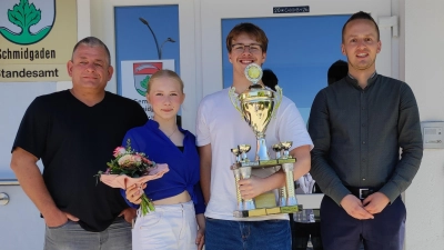 Von links nach rechts: Trainer Bernd Peter, Melina Steindl, Thomas Hottner und Bürgermeister Martin Bauer. (Bild: Sabine Steindl)