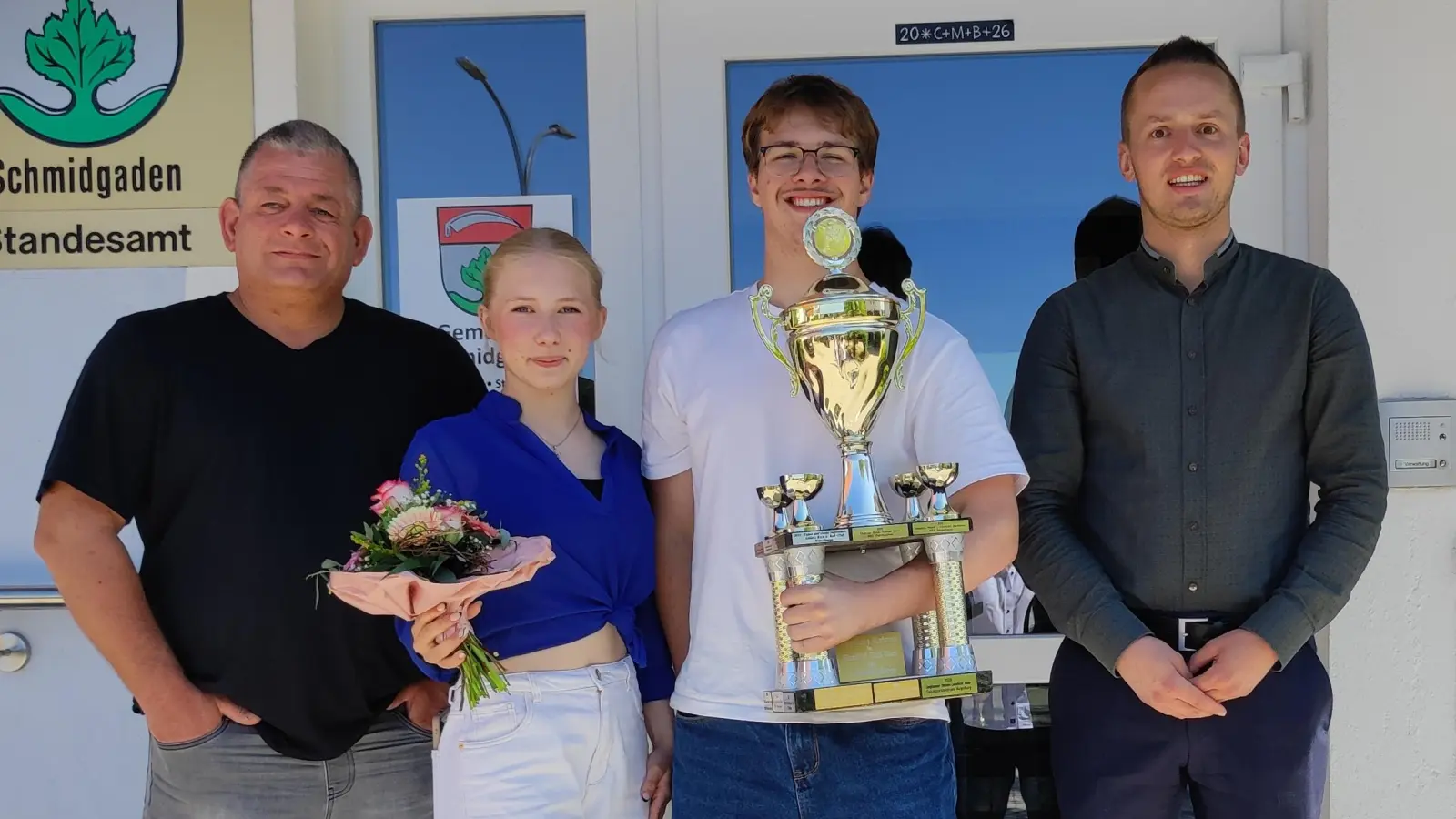 Von links nach rechts: Trainer Bernd Peter, Melina Steindl, Thomas Hottner und Bürgermeister Martin Bauer. (Bild: Sabine Steindl)