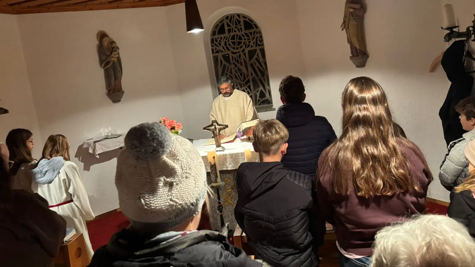 Pater Jo feierte seit seinem Amtsantritt in der Pfarreiengemeinschaft zum ersten Mal in der Wittschauer Dorfkapelle die Patroziniumsmesse mit sehr vielen Gläubigen<br> (Bild: Stefanie  Malzer)