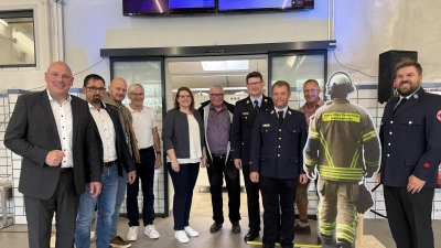 Auf dem Bild (von links): Oberbürgermeister Oliver Weigel, Marc Preuß (Referent für Feuerwehr und Katastrophenschutz im Stadtrat), Stefan Büttner (Leitender Baudirektor), 2. Bürgermeister Horst Geißel, Anja Busl (Sachgebietsleiterin Hochbau), Stadtrat Klaus Haussel, Kreisbrandrat Wieland Schletz, Stadtbrandinspektor Maximilian Seiler, Stadtrat Dr. Stefan Roßmayer und Michael Fleck (Stv. Vorsitzender Feuerwehr Marktredwitz). (Bild: Anja Peltzer)